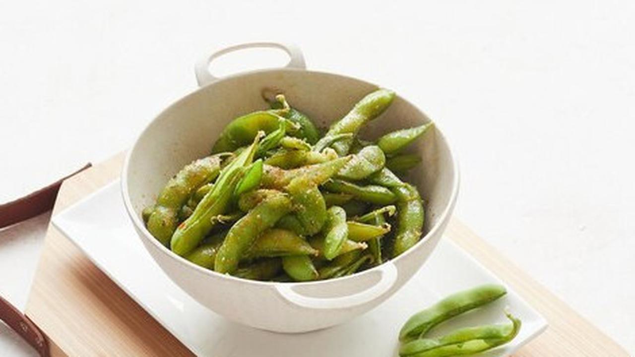 Edamame rebus dengan sedikit garam di atasnya (Foto Dok: Freepik/anasenyfoto)