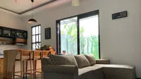 Menengok Dapur Tantri Kotak, Minimalis dan Bernuansa Kayu. foto: Instagram @tantrisyalindri