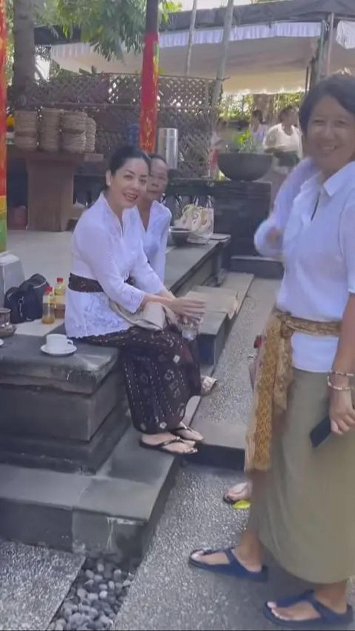 Lulu Tobing terlihat sangat akrab dengan warga lokal yang turut serta dalam upacara.