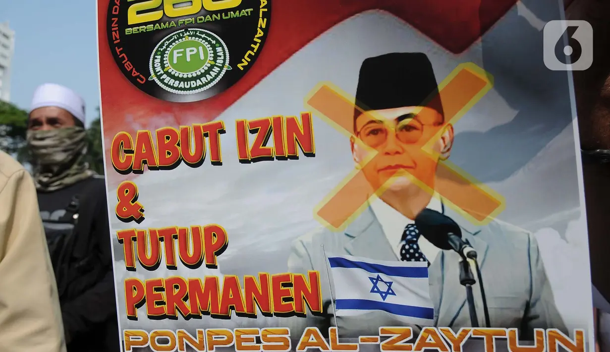 Beberapa di antaranya bertuliskan 'Cabut izin dan tutup permanen Ponpes Al Zaytun'. (merdeka.com/Imam Buhori)