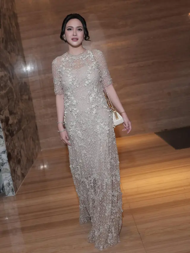 Inspirasi Dress Natal ala Shandy Aulia