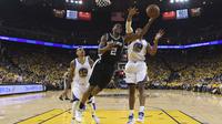 Kawhi Leonard saat melawan Golden State Warriors pada laga Final NBA wilayah Barat, Minggu (14/5/2017) (AP Photo/Eric Gay)