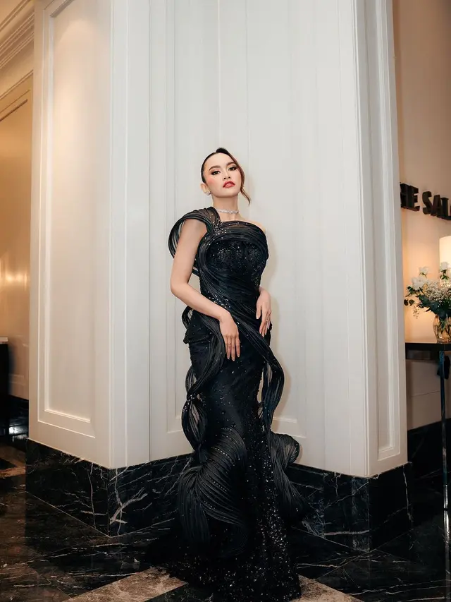 6 Gaya Pengantin Baru Mahalini Kembali Manggung usai Menikah, Tampil Anggun Dibalut Gaun Rancangan Desainer Pernikahannya