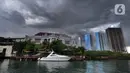 Gedung-gedung bertingkat dengan latar belakang awan cumulonimbus terlihat di perairan Teluk Jakarta, Minggu (10/1/2021). Sejak beberapa hari terakhir, perairan Teluk Jakarta diselimuti cuaca ekstrem yang berbahaya bagi pelayaran dan penerbangan. (merdeka.com/Arie Basuki)