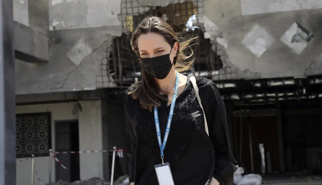 Utusan Khusus UNHCR, Angelina Jolie tiba 2022 dalam kunjungan untuk membantu menarik perhatian pada konsekuensi bencana dari konflik 7 tahun pada rakyat Yaman di Yaman, Minggu (6/3/2022). (Marwan Tahtah/UNHCR via AP)