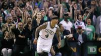 Pemain Boston Celtics, Isaiah Thomas usai mencetak poin saat melawan Washington Wizards pada gim ketujuh semifinal NBA Wilayah Timur di TD Garden, Boston, (15/5/2017). Boston Celtics menang 115-105. (AP/Charles Krupa)