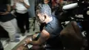 Alfin Bernius Sinaga saat tiba di RS Polri, Kramatjati, Jakarta Timur, Kamis (29/12). Alfin ditangkap di Villamas Indah blok C, Bekasi Utara karena ikut terlibat dalam perampokan disertai penyekapan. (Liputan6.com/Yoppy Renato) 