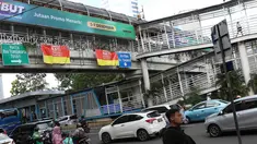 Kendaraan melintas di dekat JPO Tosari di Jakarta, Rabu (5/12). Pemprov DKI Jakarta akan segera membongkar JPO Tosari di Jalan Sudirman untuk diganti dengan Pelican Crossing. (Liputan6.com/Immanuel Antonius)