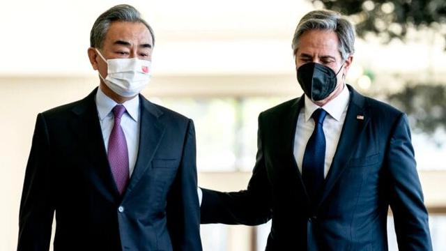 Menteri Luar Negeri AS Antony Blinken (kanan) dan Menteri Luar Negeri China Wang Yi berbicara sebelum pertemuan di Nusa Dua, Bali pada 9 Juli 2022. (Foto: AFP/Stefani Reynolds)