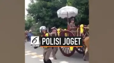 Seorang polisi menarik perhatian publik saat pawai di jalan Ratchaburi, Thailand. Polisi tersebut mengatur lalu lintas pawai sambil berjoget. Aksi kocaknya ini terekam kamera warga.