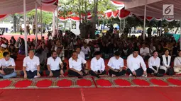 Jajaran pengurus Golkar dan AMPG DKI Jakarta saat buka puasa bersama di Taman pluit, Jakarta Utara, Sabtu (2/5). Buka puasa yang digelar AMPG DKI Jakarta mengusung tema Berkarya dengan Berbagi Untuk Bersama. (Liptan6.com/Angga Yuniar)