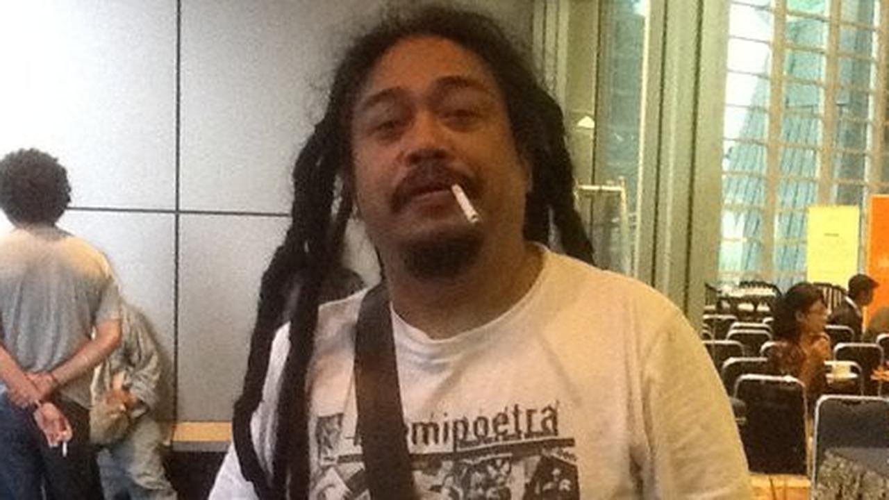 Penyair Saut Situmorang tersangka pencemaran nama baik di Facebook
