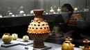Pengunjung mengamati benda-benda yang dipajang dalam pameran keramik di Zhengzhou, Provinsi Henan, China, 25 Agustus 2020. Pameran keramik tersebut menampilkan 100 lebih benda dari zaman kuno yang ditemukan di sepanjang cekungan Sungai Kuning. (Xinhua/Li An)