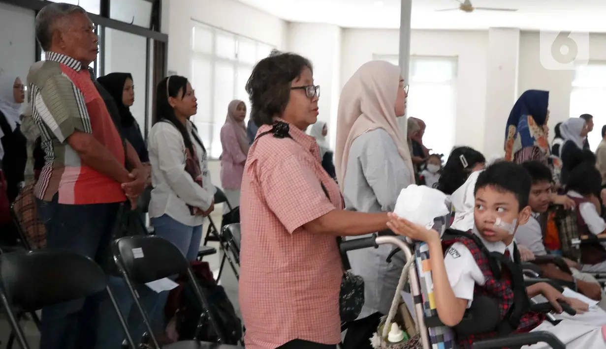 Sejumlah siswa saat hari pertama masuk sekolah di SLB Yayasan Pembinaan Anak Cacat (YPAC) , Jakarta, Senin (8/7/2024). (Liputan6.com/Herman Zakharia)