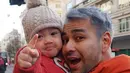 Ayah seorang anak itu mengaku cepat bosan dengan warna rambut yang dipakai. Dalam waktu dekat ini, ayah Rafathar itu akan menghitamkan rambutnya kembali. (Instagram/raffinagita1717)