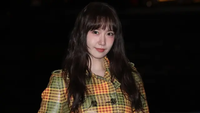 Yoona SNSD Tampil Chic dalam Trench Coat Burberry Spring 2026 di London Fashion Week, Interaksi dengan Bright Curi atensi
