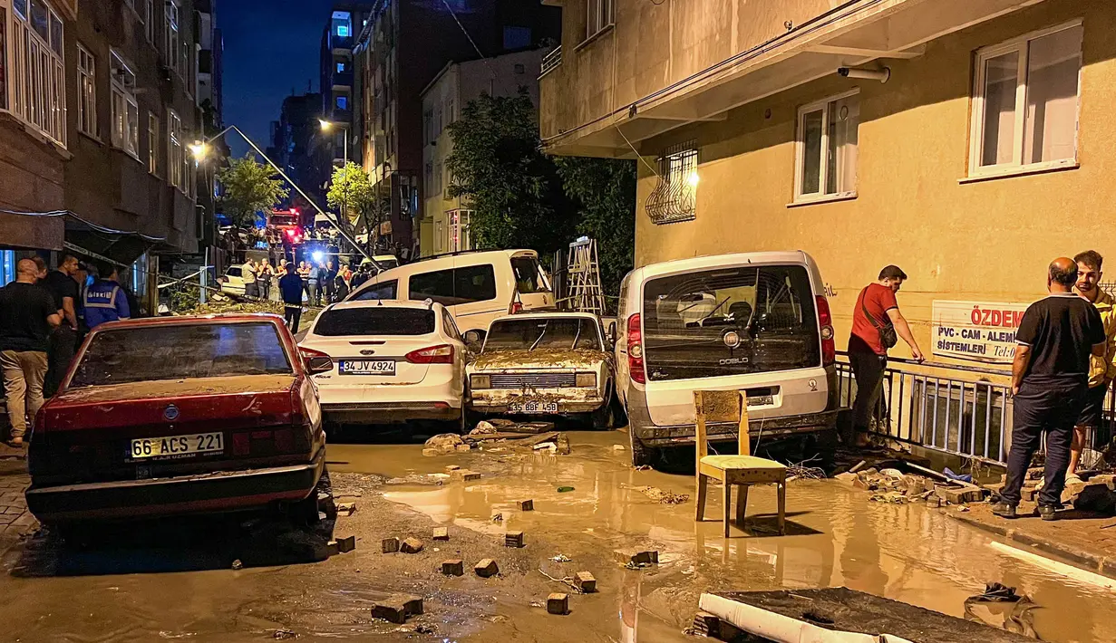 Di Istanbul, hujan deras membanjiri jalan-jalan dan rumah-rumah di dua lingkungan. (Sercan Ozkurnazli/Dia Images via AP)