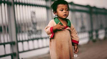 Viral Foto Bocah Pemulung Termenung Lihat Keluarga Bahagia, Bikin Sedih Warganet