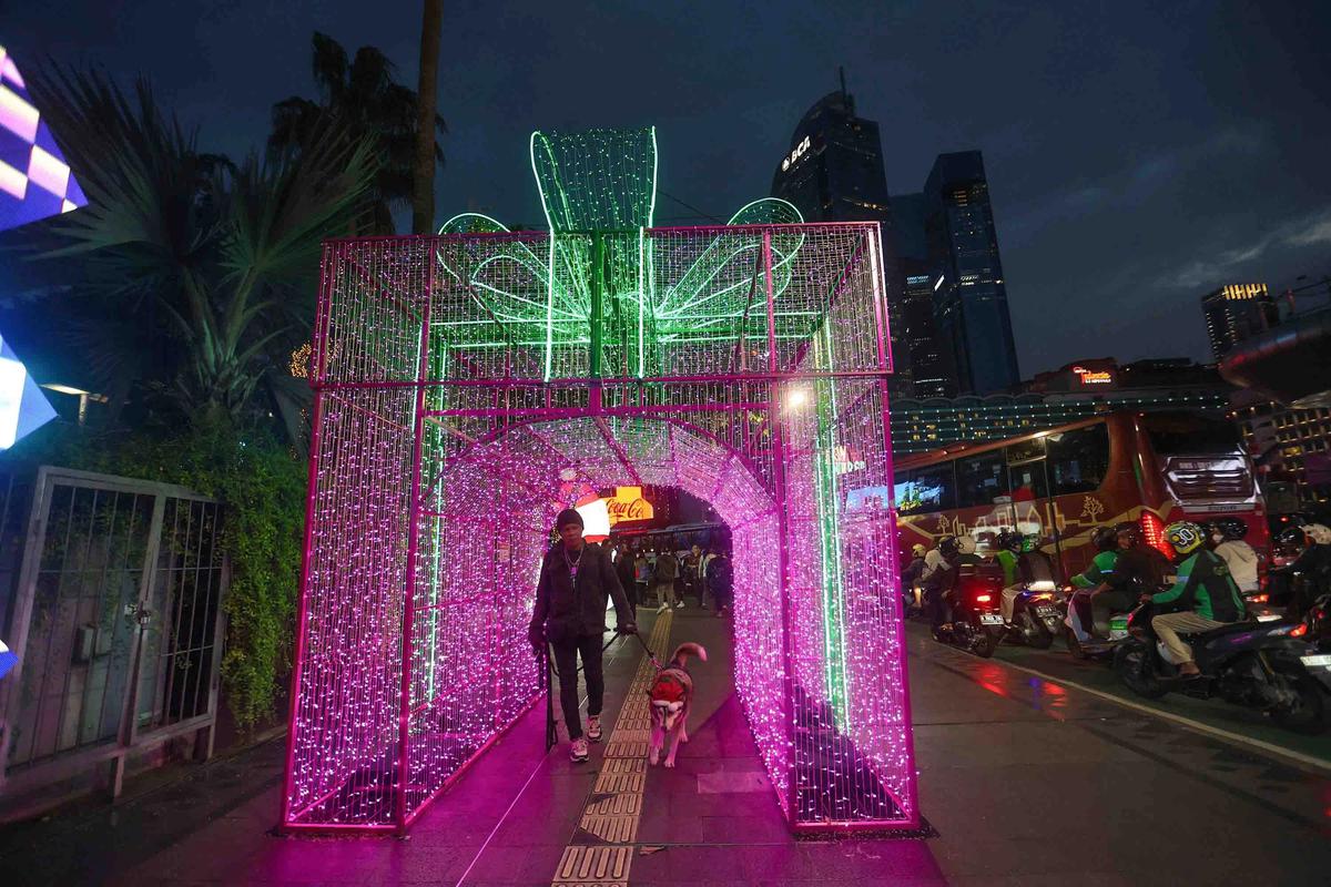FOTO: Pesona Jakarta Light Festival Hiasi Libur Akhir Tahun