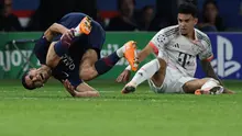 Penyerang Bayern Munchen asal Kolombia #14, Luis Diaz (kanan), melakukan tekel terhadap bek Paris Saint-Germain asal Maroko #02, Achraf Hakimi, dalam pertandingan&nbsp;matchday 4&nbsp;Liga Champions UEFA antara Paris Saint-Germain (PSG) dan FC Bayern Munchen di Parc des Princes, Paris, Rabu (5-11-2025) dini hari WIB. (Thomas SAMSON/AFP)