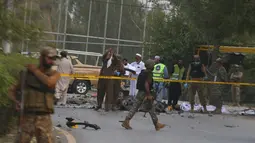 Seorang pembom bunuh diri menargetkan sebuah truk yang membawa pasukan keamanan di barat laut Pakistan pada hari Selasa (18/7).(AP Photo/Mohammad Sajjad)