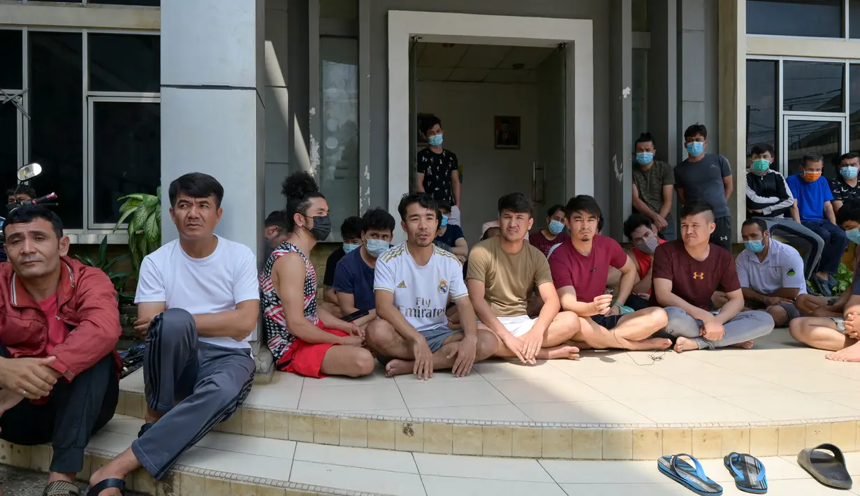 Pengungsi Afganistan berkumpul di sebuah kamp pengungsi di Bekasi, Jawa Barat (20/8/2021). Mereka tidak bersedia kembali ke negaranya, terutama setelah Taliban mengambil alih kekuasaan dari pemerintahan Presiden Ashraf Ghani. (AFP/Bay Ismoyo)