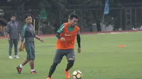 Pemain Timnas Indonesia U-19, Nurhidayat Haris. (Bola.com/Ronald Seger Prabowo)