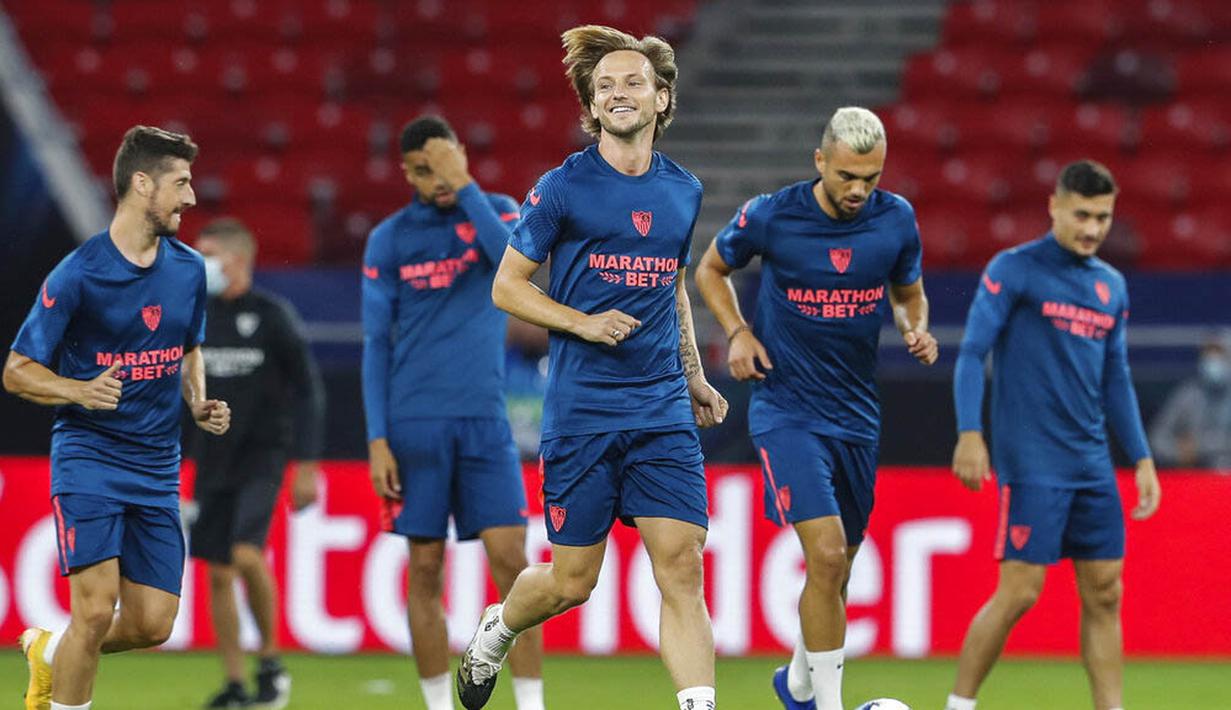 Pemain Sevilla, Ivan Rakitic, melakukan latihan jelang laga Piala Super Eropa di Puskas Arena, Hungaria, Kamis (24/9/2020). Sevilla akan berhadapan dengan Bayern Munchen. (Bernadett Szabo/Pool via AP)