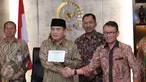 Ketua DPR Ade Komarudin (kedua kiri) berjabat tangan dengan Direktur Jenderal Pajak Ken Dwijugiasteadi saat penyerahan SPT online melalui e - Filing di Ruang Pimpinan DPR Komplek Parlemen Senayan, Jakarta Senin (28/3). (Liputan6.com/Angga Yuniar)