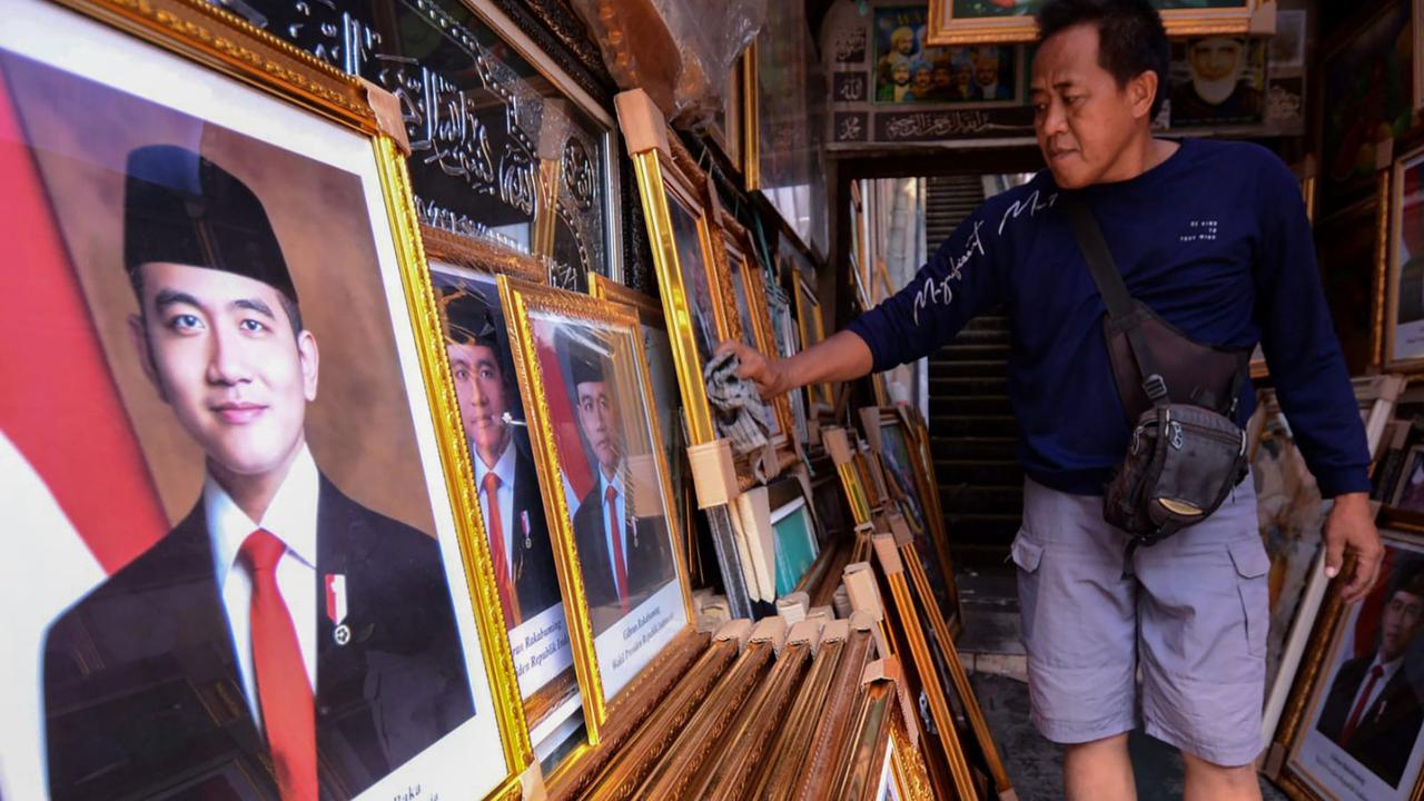 Penjualan pigura foto Prabowo dan Gibran laris manis.