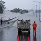 Sebuah kendaraan darurat memblokir akses ke Jembatan Windsor yang banjir di pinggiran Sydney, Australia, Senin (4/7/2022). Ratusan rumah terendam di dalam dan sekitar kota terbesar Australia itu dalam keadaan darurat banjir yang berdampak pada 50.000 orang, kata para pejabat. (AP Photo/Mark Baker)