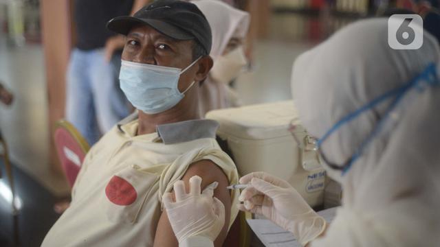 Vaksinasi Booster Lansia di GOR Ciracas