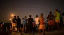 Di sebuah bukit di pinggiran  Kota Sderot, selatan Israel, sekitar 50 orang warga Israel asyik menonton serangan militer Israel ke jalur Gaza (AFP Photo/JACK GUEZ)