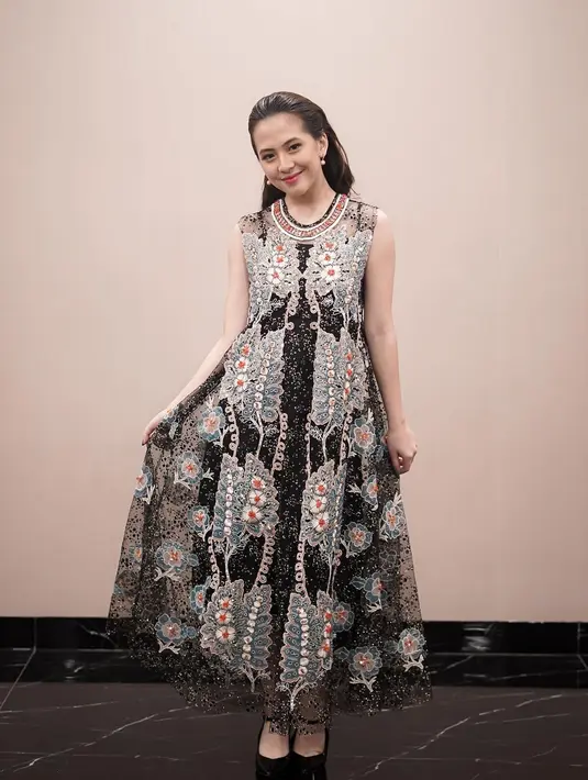 Gaya feminin Zara dalam balutan dress bernuansa hitam. Dress panjang tanpa lengan yang dikenakannya ini dipenuhi bordir berpayet yang tak kalah cantik. [Foto: Instagram/zaraadhsty]