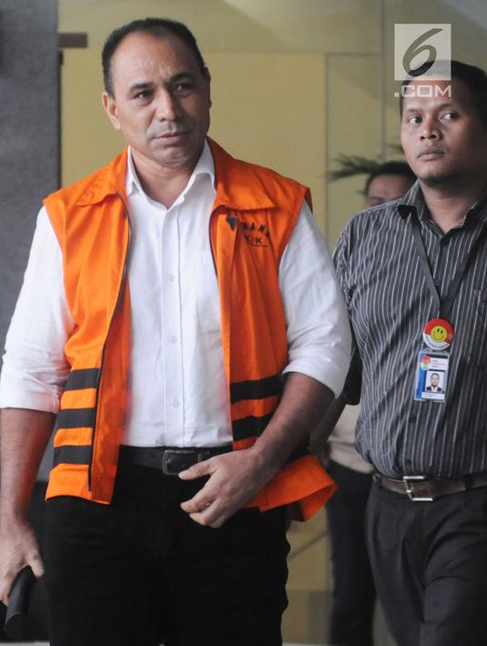 Bupati Ngada nonaktif Marianus Sae usai menjalani pemeriksaan lanjutan di Gedung KPK Jakarta, Selasa(8/5). Marianus diperiksa sebagai tersangka terkait kasus dugaan suap proyek infrastruktur di Kabupaten Ngada, NTT. (Merdeka.com/Dwi Narwoko)