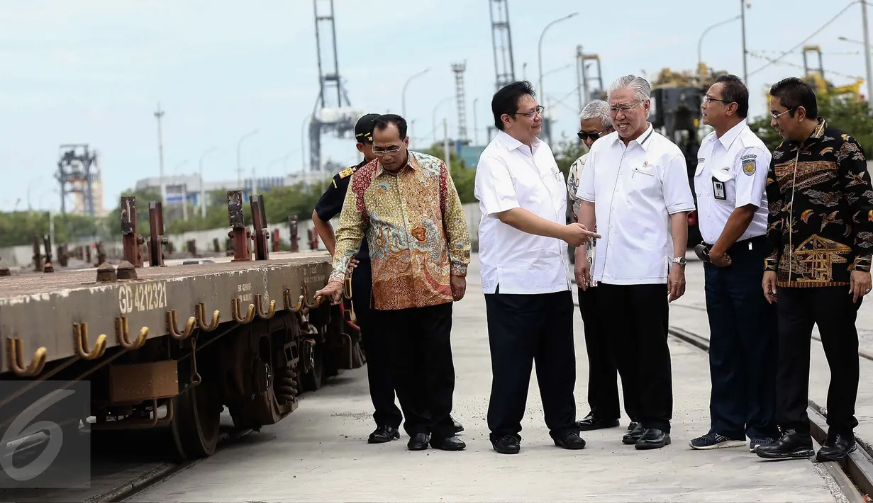 3 Menteri meninjau lapangan jalur kereta api Stasiun JICT Tanjung Priok di samping gate in-out terminal peti kemas JICT-TPK Koja (13/1). Sebelumnya jalur kereta petikemas Gedebage hanya sampai Stasiun Pasoso, Tanjung Priok. (Liputan6.com/Faizal Fanani)