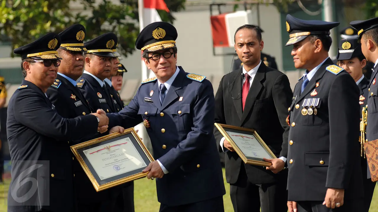 20160427-20160427-Menkumham Yasonna H Laoly Peluk Warga Binaan Saat HUT Pemasyarakatan ke-52-Jakarta