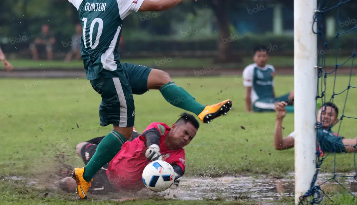 Pemain PS TNi, Guntur, mencoba melewati kiper Villa 2000 pada laga uji coba di Lapangan Mako Kostrad, Cilodong, Depok, Rabu (13/4/2016). (Bola.com/Nicklas Hanoatubun)