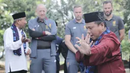 Legenda Liverpool, Gary McAllister, Jason McAteer, dan Patrik Berger menyaksikan ritual Palang Pintu di Kawasan Perkampungan Betawi Setu Babakan, Jakarta (9/9/2018). (Bola.com/Peksi Cahyo)