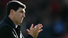 Manajer Bournemouth asal Spanyol, Andoni Iraola, memberikan tepuk tangan kepada para penggemar setelah pertandingan Liga Inggris antara Bournemouth dan Sunderland di Stadion Vitality di Bournemouth, Inggris selatan pada 28 Februari 2026. (Glyn KIRK/AFP)