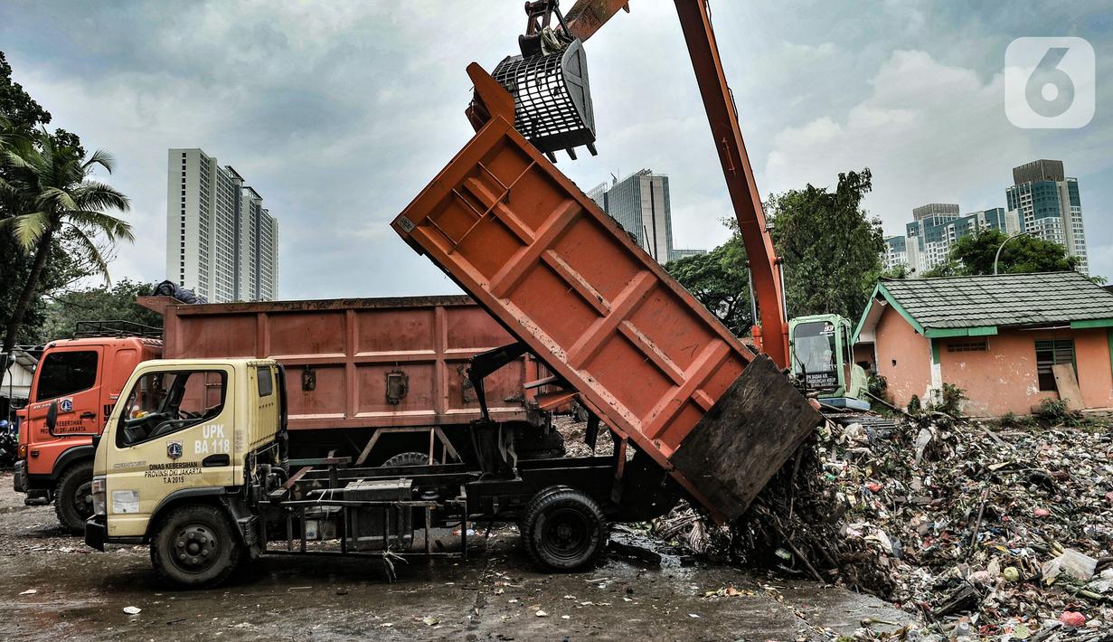 Petugas UPK Badan Air DLH Provinsi DKI Jakarta mengangkut sampah sungai memakai alat berat di TPSS Perintis Kemerdekaan, Jakarta, Selasa (16/2/2021). Selama musim hujan, volume sampah yang diangkut dari sungai di Jakarta meningkat hingga 600 meter kubik per hari. (merdeka.com/Iqbal S. Nugroho)