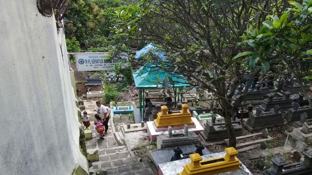 Asyiknya Bersekolah Dikelilingi Ratusan Batu Nisan