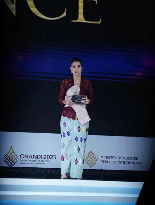Istri Ananda Mikola itu tampil anggun berbalut kebaya Bali merah gelap dan obi tenun yang dibuat pita [@marcella.zalianty]
