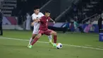 Gelandang Timnas Indonesia U-23 Witan Sulaeman mencoba merebut bola dari kaki gelandang Timnas Qatar U-23 Abdullah Al-Yazidi dalam laga fase grup Piala Asia U-23 2024 di Stadion Jassim bin Hamad pada Senin (15/4/2024) malam WIB. (Dok. PSSI)