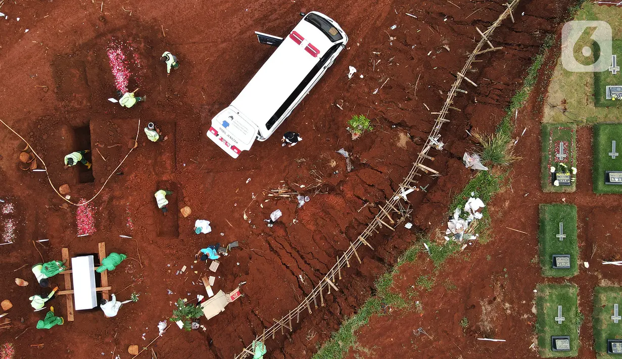 Potret udara memperlihatkan proses pemakaman jenazah korban COVID-19 di TPU Pondok Rangon, Jakarta, Selasa (22/9/2020). Lahan makam diperkirakan akan penuh pada bulan Oktober apabila kasus kematian akibat COVID-19 terus meningkat. (merdeka.com/Imam Buhori)