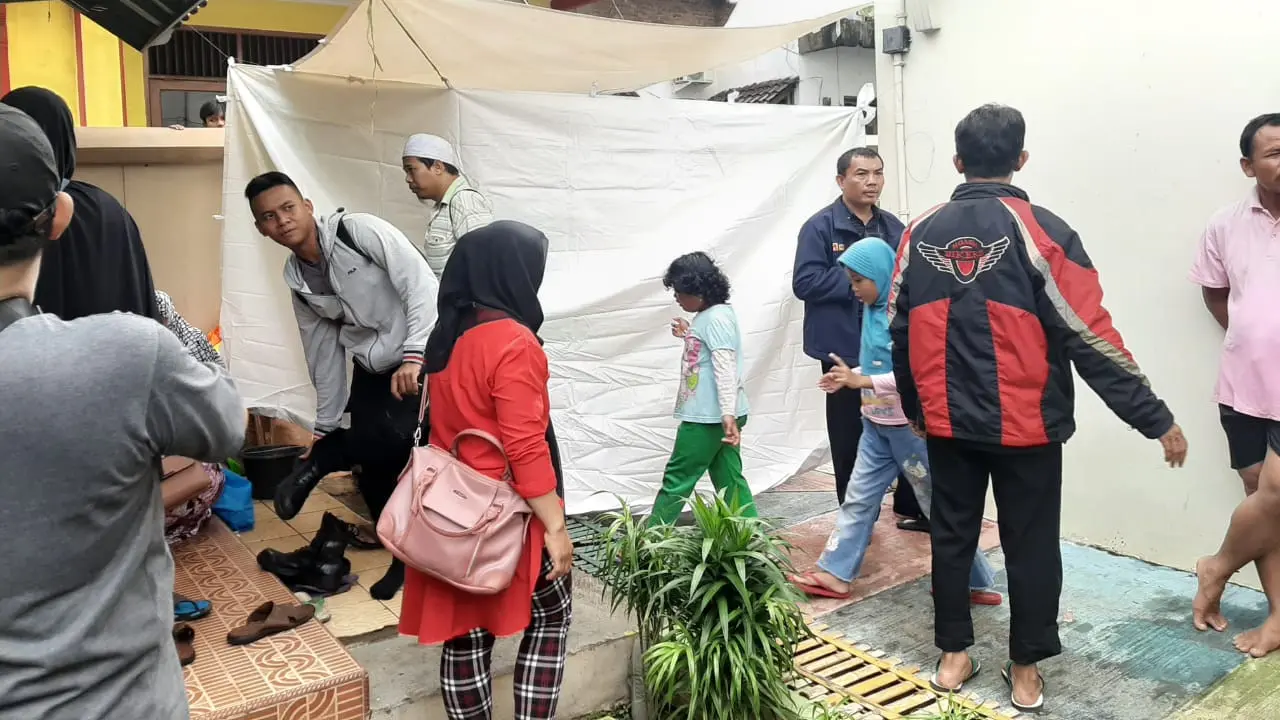 Warga melayat ke kediaman Mislan, yang meninggal karena banjir di Bukit Duri, Jakarta Selatan. (Istimewa)