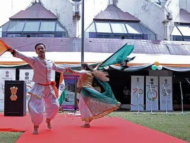 Penampilan salah satu tarian tradisional ditampilkan dalam peringatan Hari Kemerdekaan ke-73 India di Kedutaan Besar India, Jakarta, Kamis (15/8/2019). Upacara ini dimeriahkan dengan pertujukkan tari dari siswa Pusat Kebudayaan India Jawaharlal Nehru, Jakarta. (merdeka.com/Iqbal Nugroho)