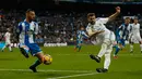 Pemain Real Madrid, Nacho Fernandez melakukan tendangan ke gawang Deportivo La Coruna dalam lanjutan La Liga Spanyol di Santiago Bernabue, Senin (22/1). Nacho Fernandez menyumbang dua dari tujuh gol kemenangan Real Madrid. (AP/Francisco Seco)