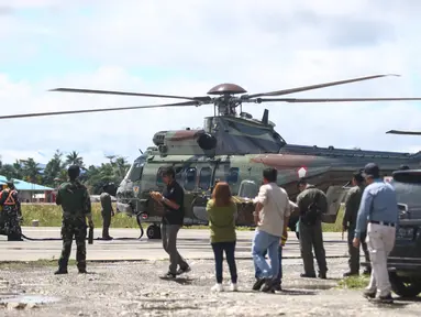 Helikopter TNI AU bersiap lepas landas untuk mengevakuasi jenazah pilot helikopter Selandia Baru di Bandara Mozes Kilangin di kabupaten Timika, Papua Tengah, Selasa (6/8/2024). (Sevianto PAKIDING / AFP)