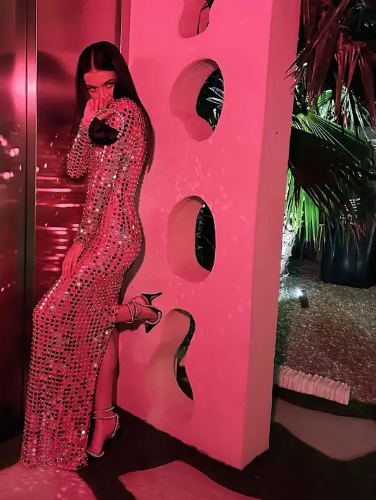 Open toe heels hitam dengan detail mutiara jadi pemanis tampilan ratu pesta Raline Shah [@ralineshah]